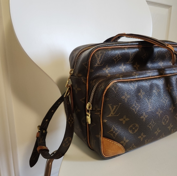 LV Nile Messenger Bag - Picture 8 of 11